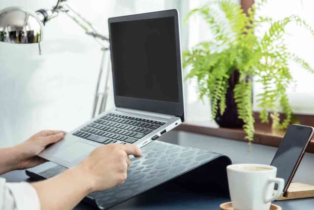 Nên mua giá đỡ laptop hay đế tản nhiệt?