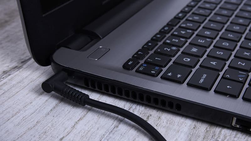Sạc pin laptop mất bao lâu? Kiểm tra công suất sạc laptop