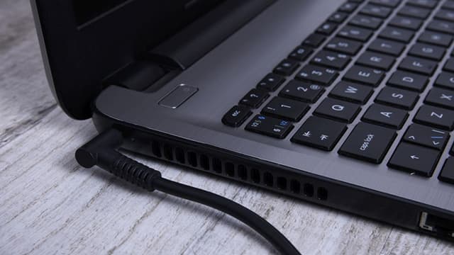 Sạc pin laptop mất bao lâu? Kiểm tra công suất sạc laptop