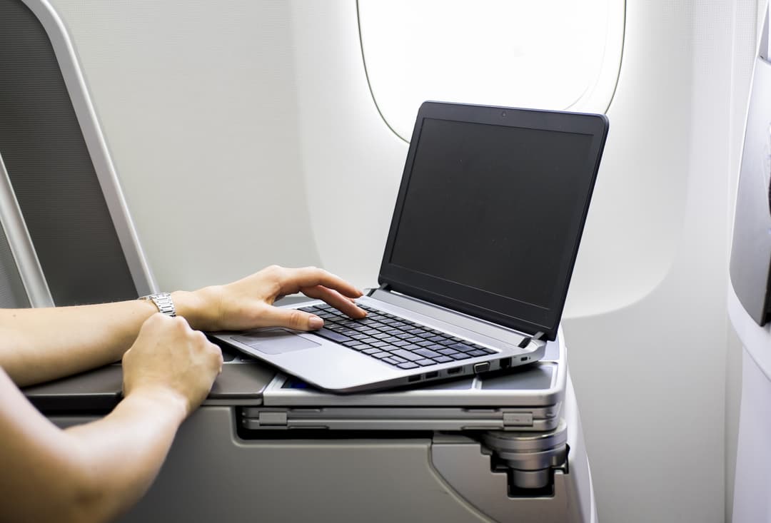 Laptop, Sạc Laptop có được ký gửi không? Quy định về thiết bị điện tử