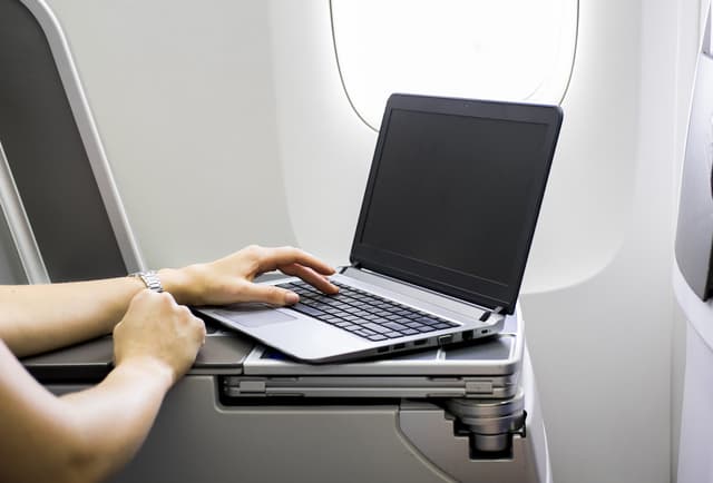 Laptop, Sạc Laptop có được ký gửi không? Quy định về thiết bị điện tử