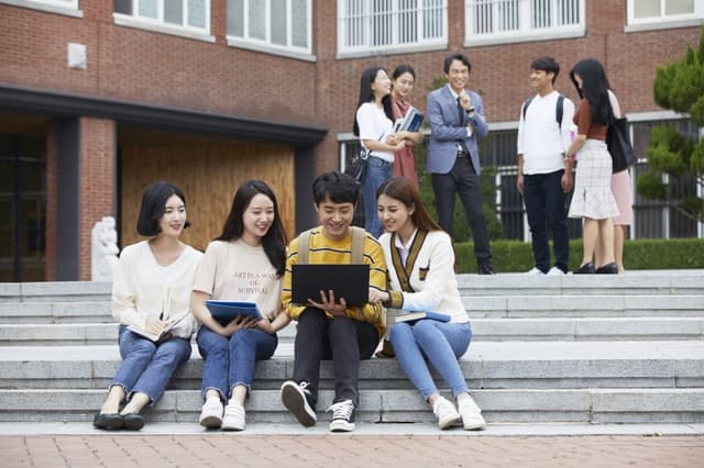 Sinh viên năm nhất có nên mua laptop không?